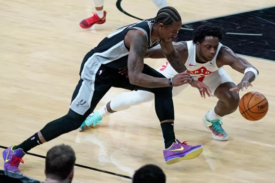 她不仅得以 她不仅得以